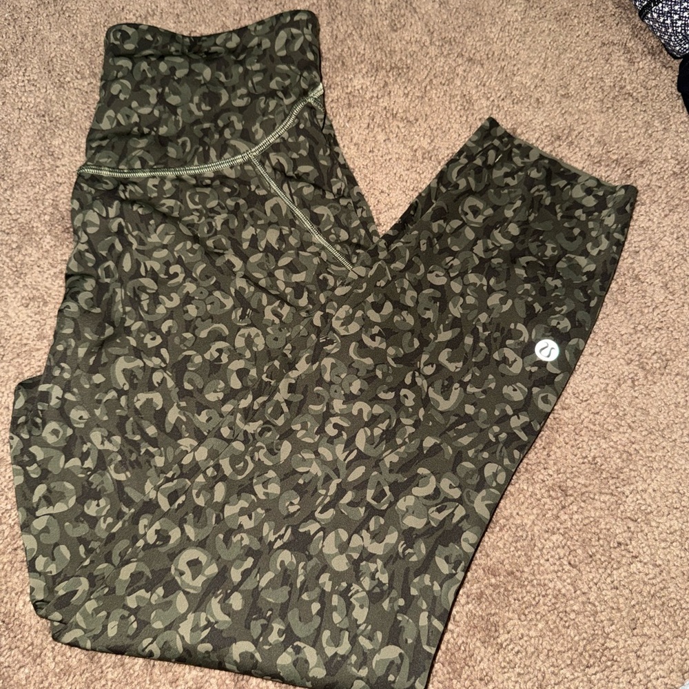 Lululemon High Rise 21 Crop Leggings Wild Thing Camo‎ Dark Olive Green Size 6 - Picture 3 of 7